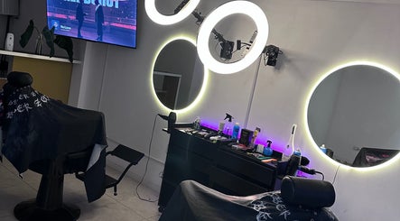 Espacio elegante de Zonace Studio en Buenos Aires con espejos iluminados y equipo de peluquería.