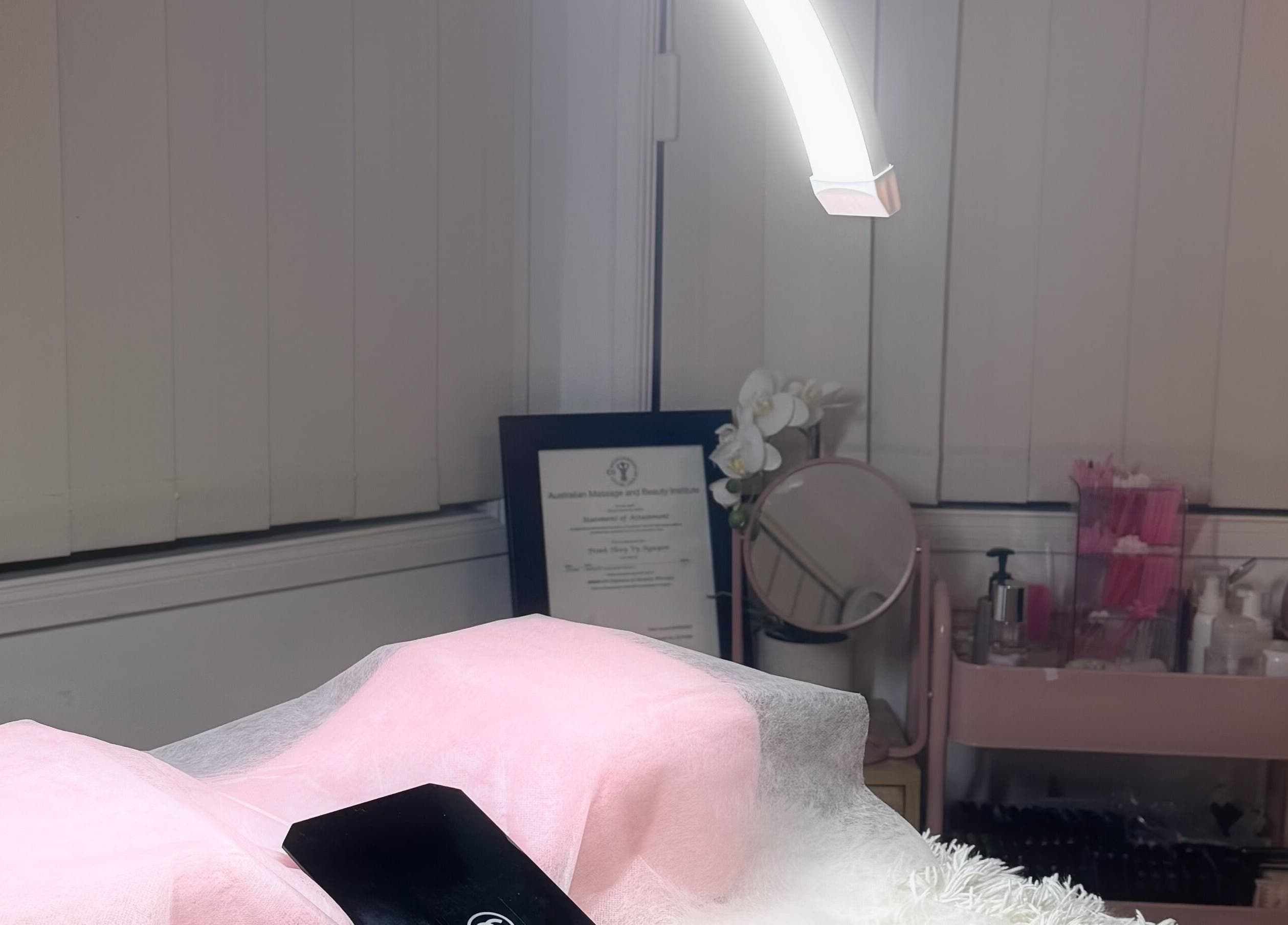 Relaxing lash bed setup at V's Lashes in Hamlyn Terrace, New South Wales, AU, ready for a soothing beauty experience.