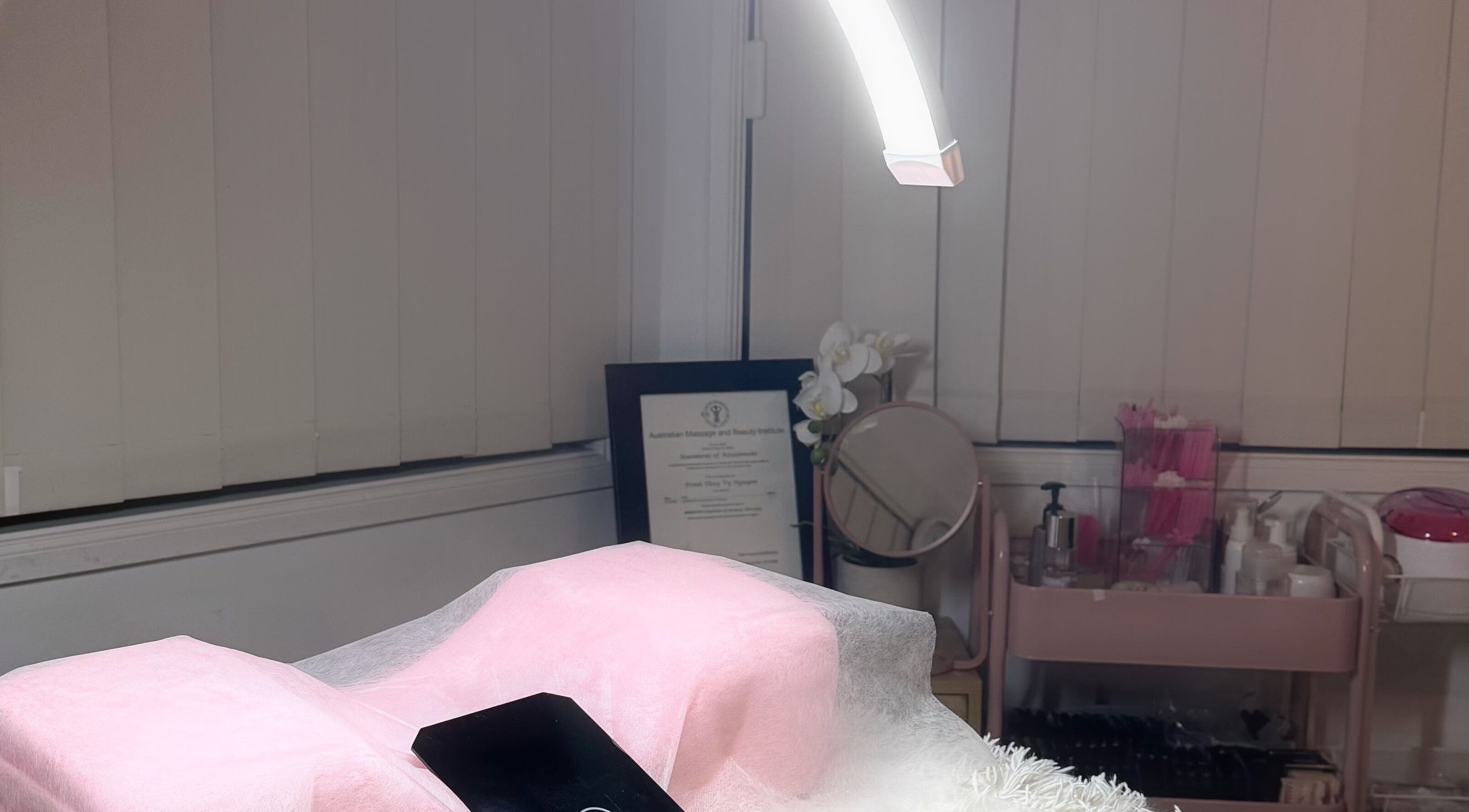 Relaxing lash bed setup at V's Lashes in Hamlyn Terrace, New South Wales, AU, ready for a soothing beauty experience.