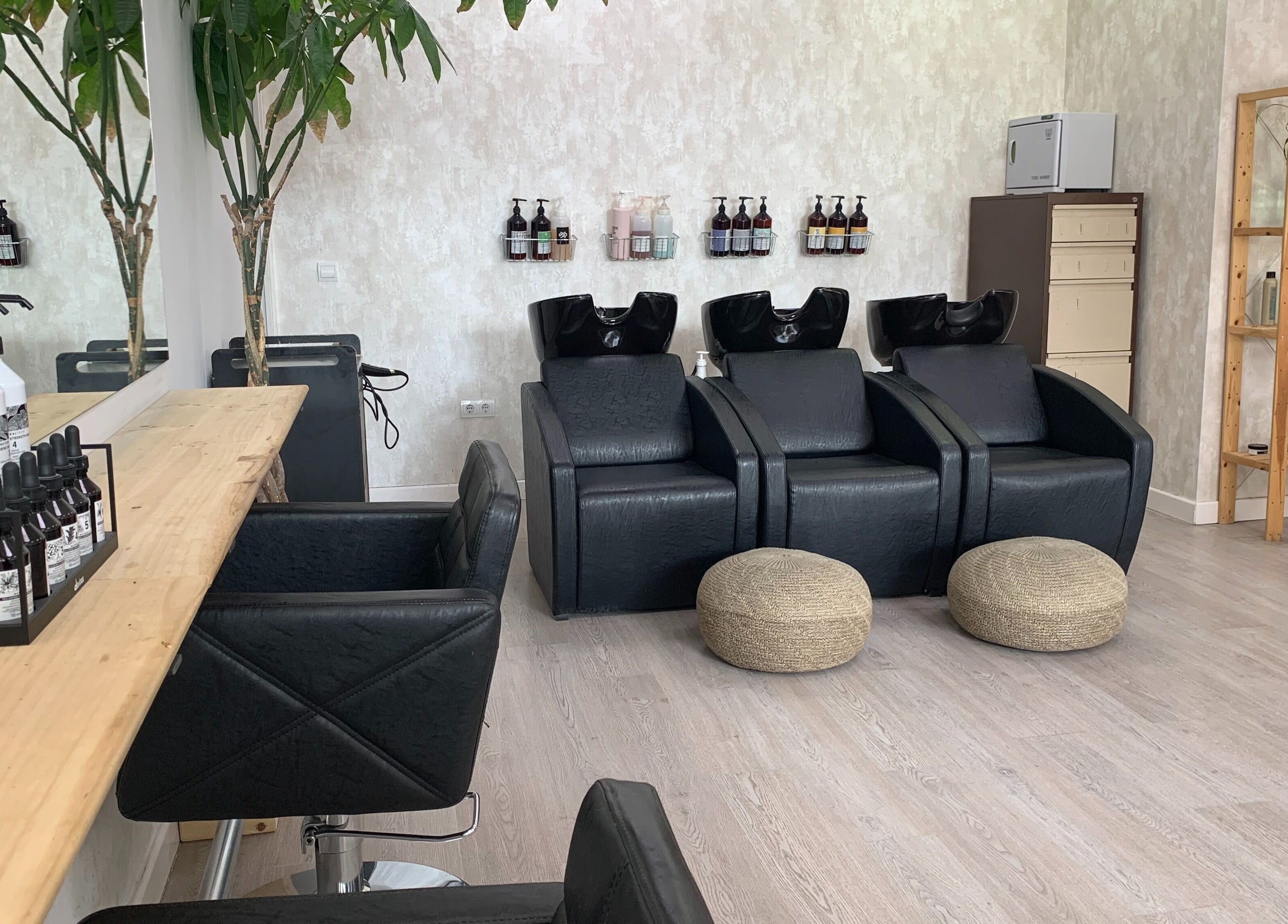 Área de lavado en ío Salón, Madrid, Comunidad De Madrid, ES, con sillas negras y productos de belleza.