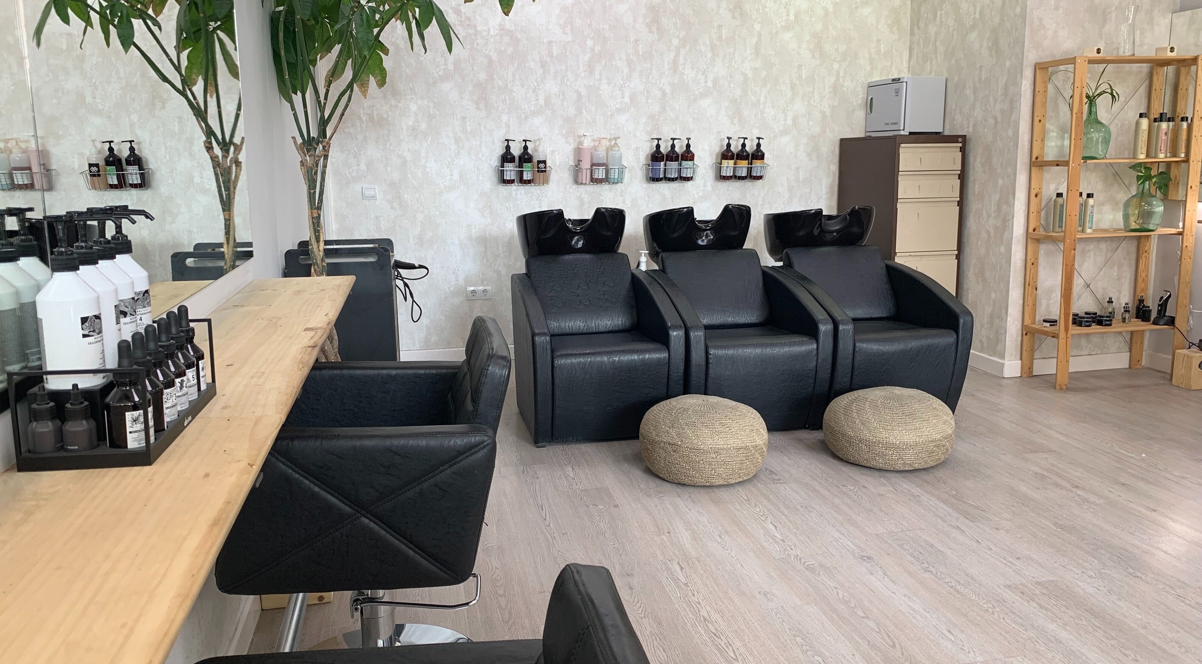 Área de lavado en ío Salón, Madrid, Comunidad De Madrid, ES, con sillas negras y productos de belleza.