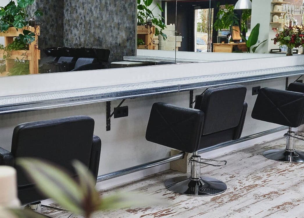 Salón moderno de ío Salón en Madrid, Comunidad De Madrid, ES, con sillas negras y espejo largo.