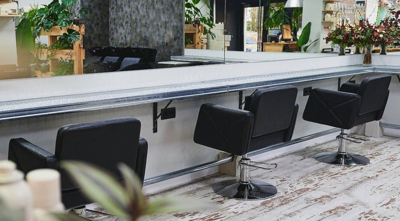 Salón moderno de ío Salón en Madrid, Comunidad De Madrid, ES, con sillas negras y espejo largo.