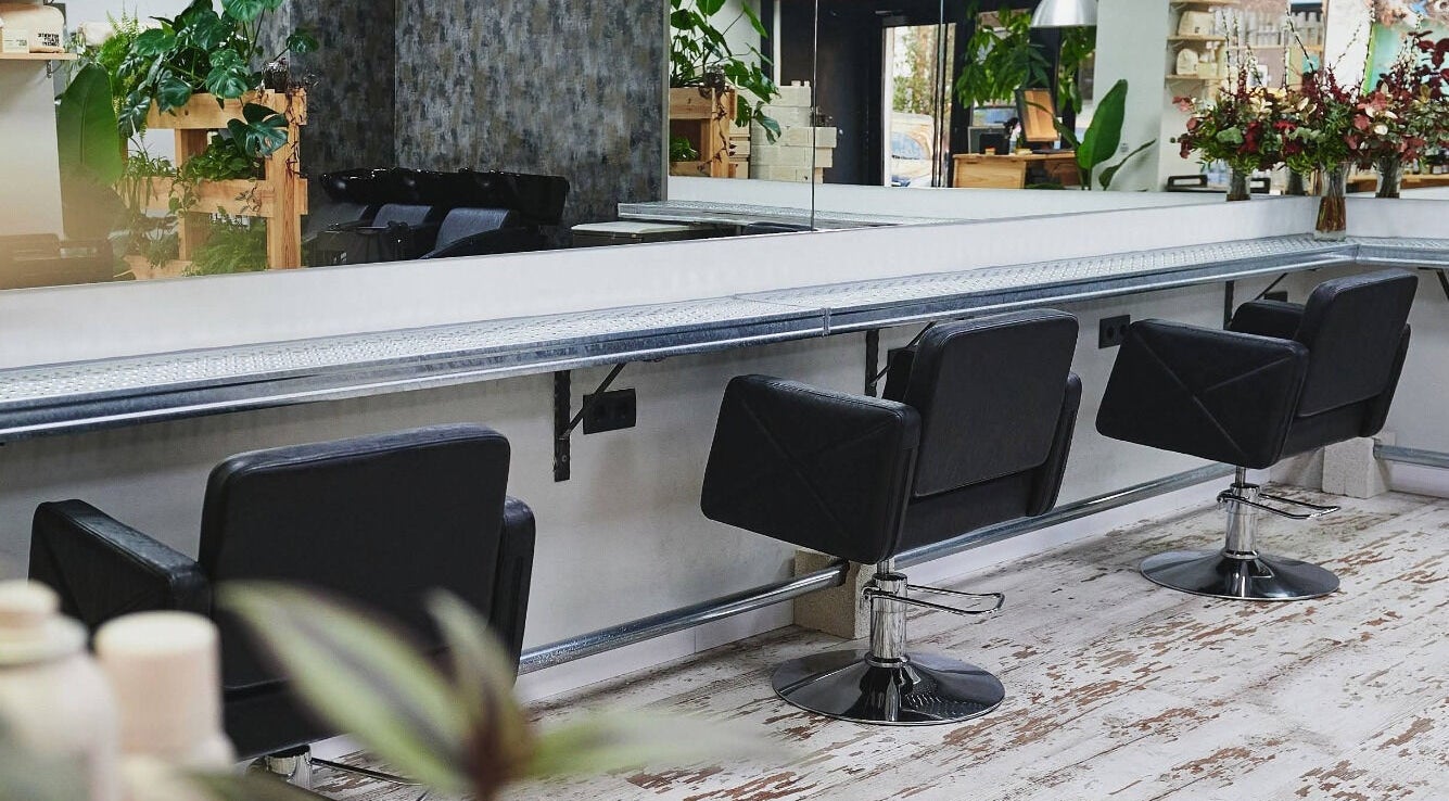 Salón moderno de ío Salón en Madrid, Comunidad De Madrid, ES, con sillas negras y espejo largo.