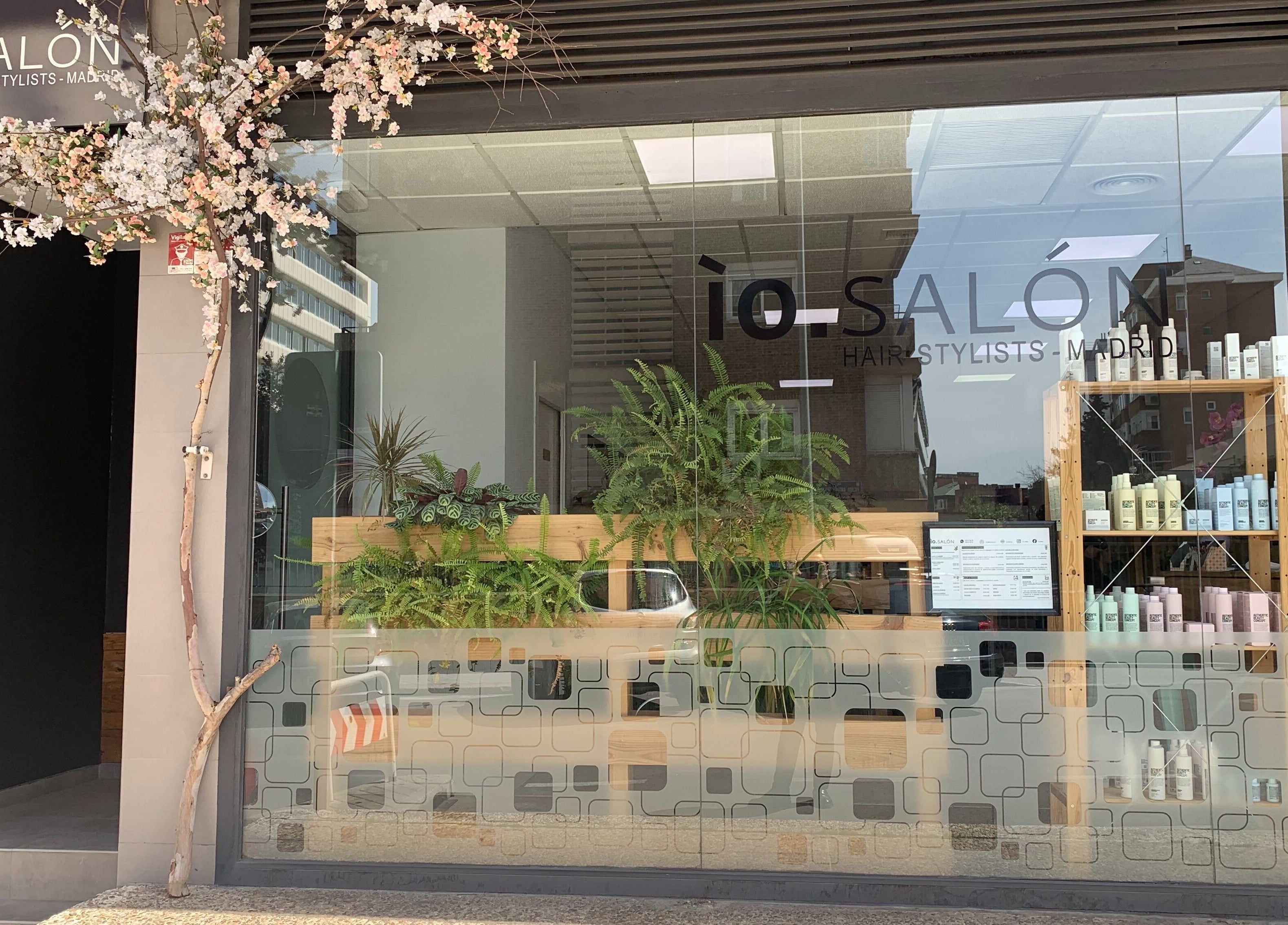 Fachada de Ío Salón en Madrid, Comunidad De Madrid, ES, mostrando su elegante entrada y productos.