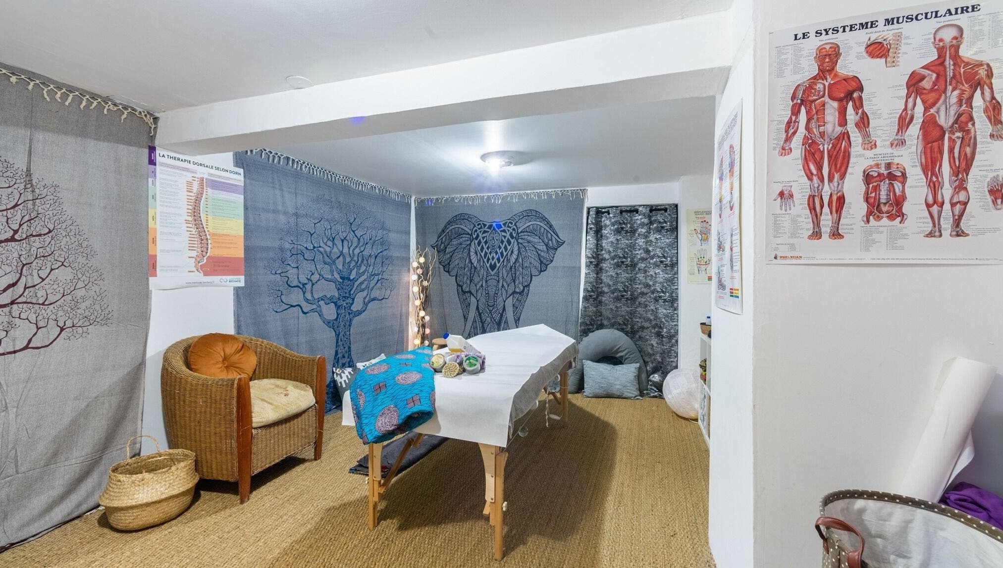 Salle de thérapie apaisante à ILLUMINESSENS BEAUGRENELLE, Paris, Île-de-france, FR, avec table de massage.