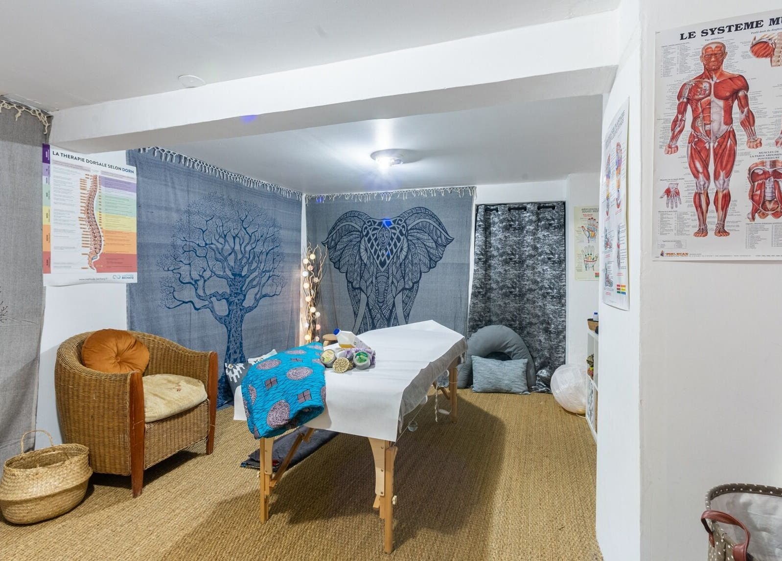 Salle de thérapie apaisante à ILLUMINESSENS BEAUGRENELLE, Paris, Île-de-france, FR, avec table de massage.