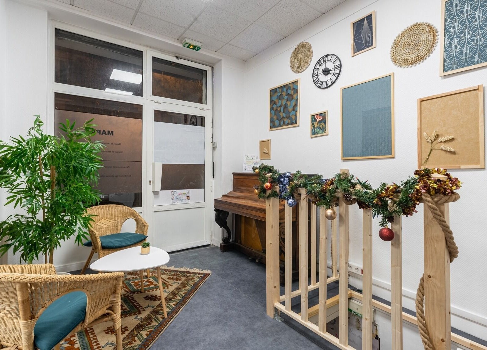 Espace détente chaleureux à ILLUMINESSENS BEAUGRENELLE, Paris, Île-de-France, FR avec fauteuils en osier et déco festive.