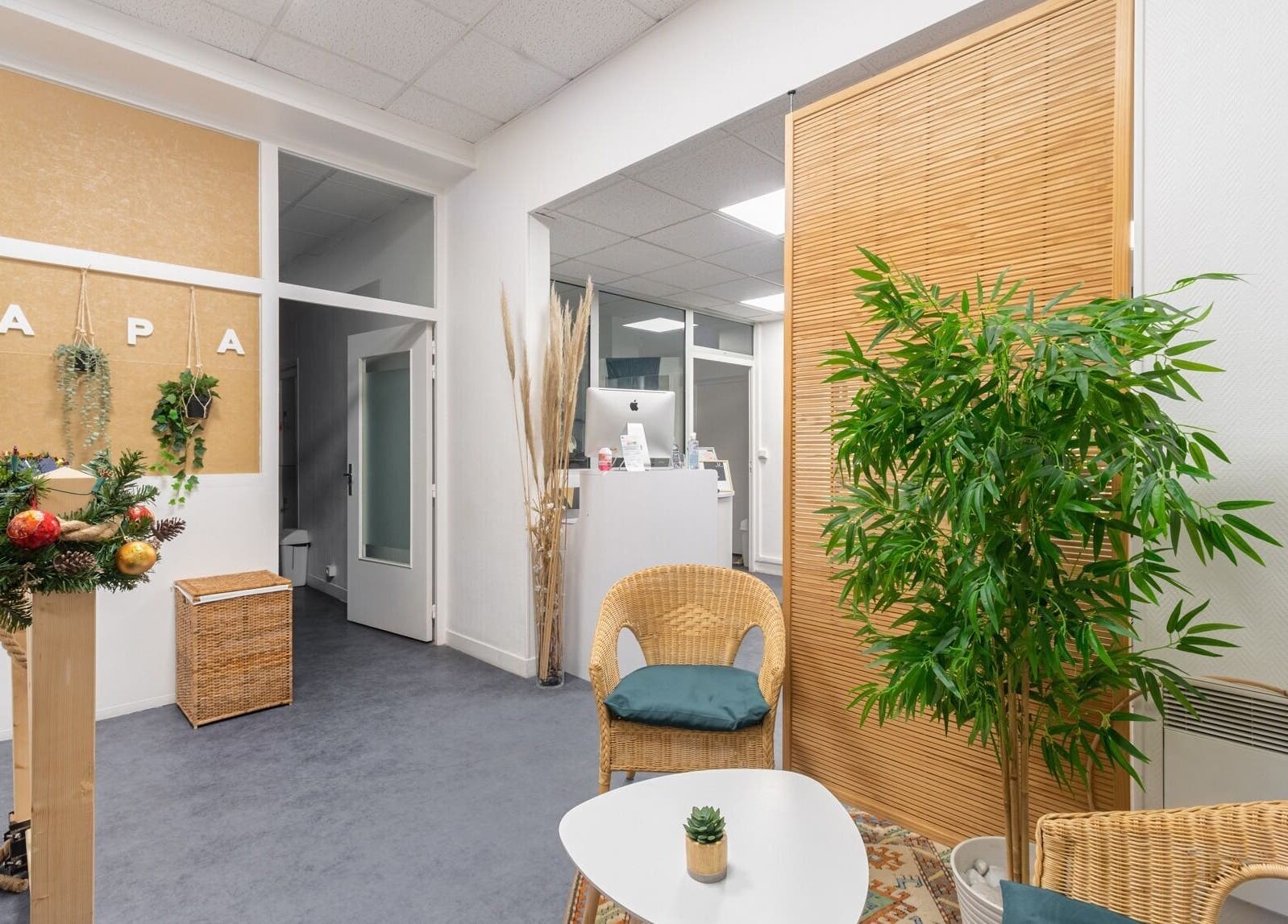 Espace détente à ILLUMINESSENS BEAUGRENELLE, Paris, Île-de-france, FR avec plantes vertes et mobilier en osier.