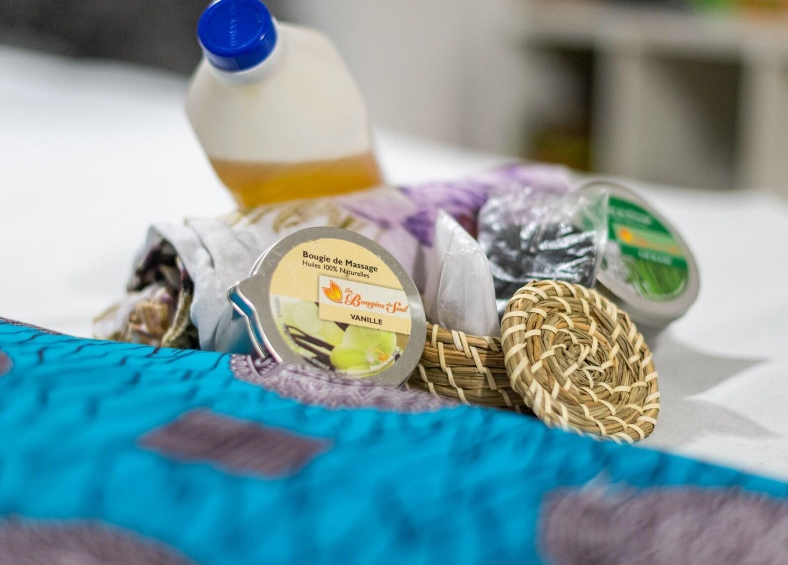 Produits de massage chez ILLUMINESSENS BEAUGRENELLE, Paris, Île-de-France, FR, incluant huile et bougie.