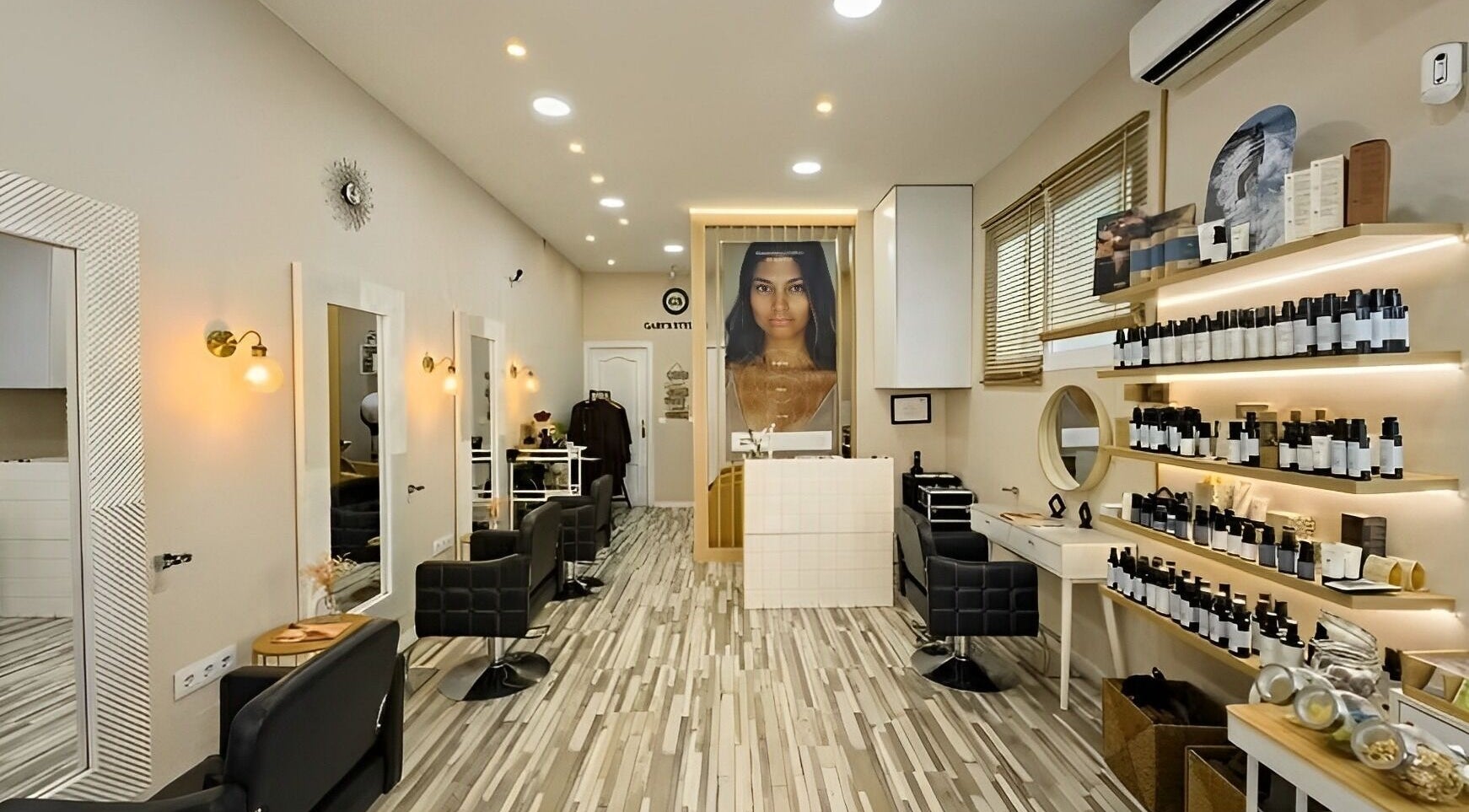 Interior moderno de Gabys Styling Peluquería Saludable, Madrid, Comunidad De Madrid, ES, con sillas y productos.