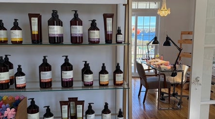 Produits de soin sur étagère et espace manucure à Médico-esthétique Tellier, Sainte-marguerite-du-lac-masson, Quebec, CA.