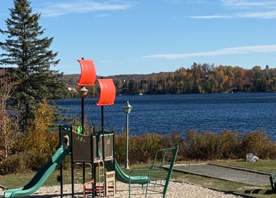 Aire de jeux au bord du lac à Sainte-Marguerite-du-Lac-Masson, près de Médico-esthétique Tellier.