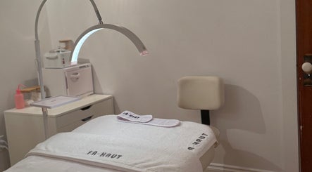 Salle de soin lumineuse à Médico-esthétique Tellier, Sainte-marguerite-du-lac-masson, Quebec, CA.