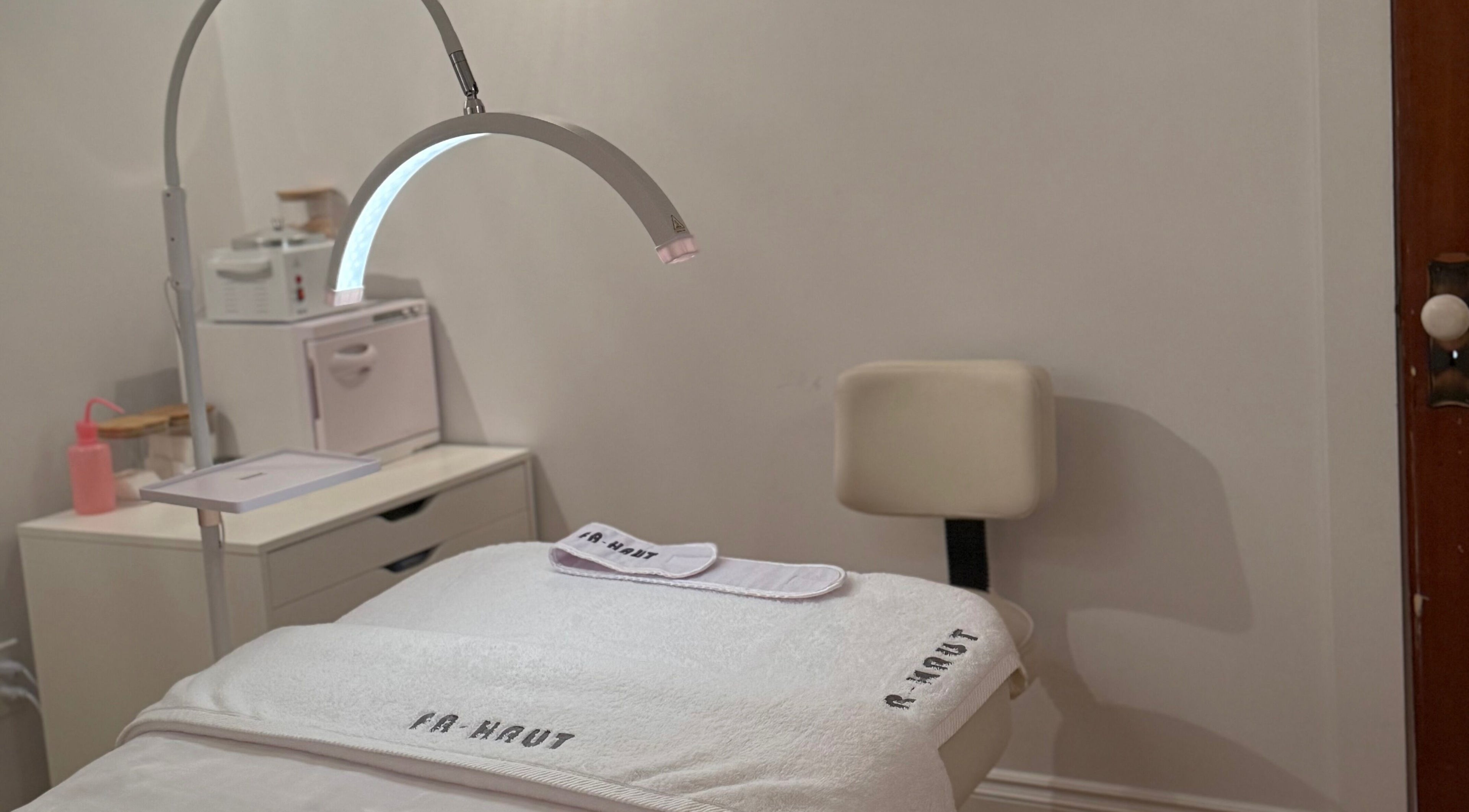 Salle de soin lumineuse à Médico-esthétique Tellier, Sainte-marguerite-du-lac-masson, Quebec, CA.