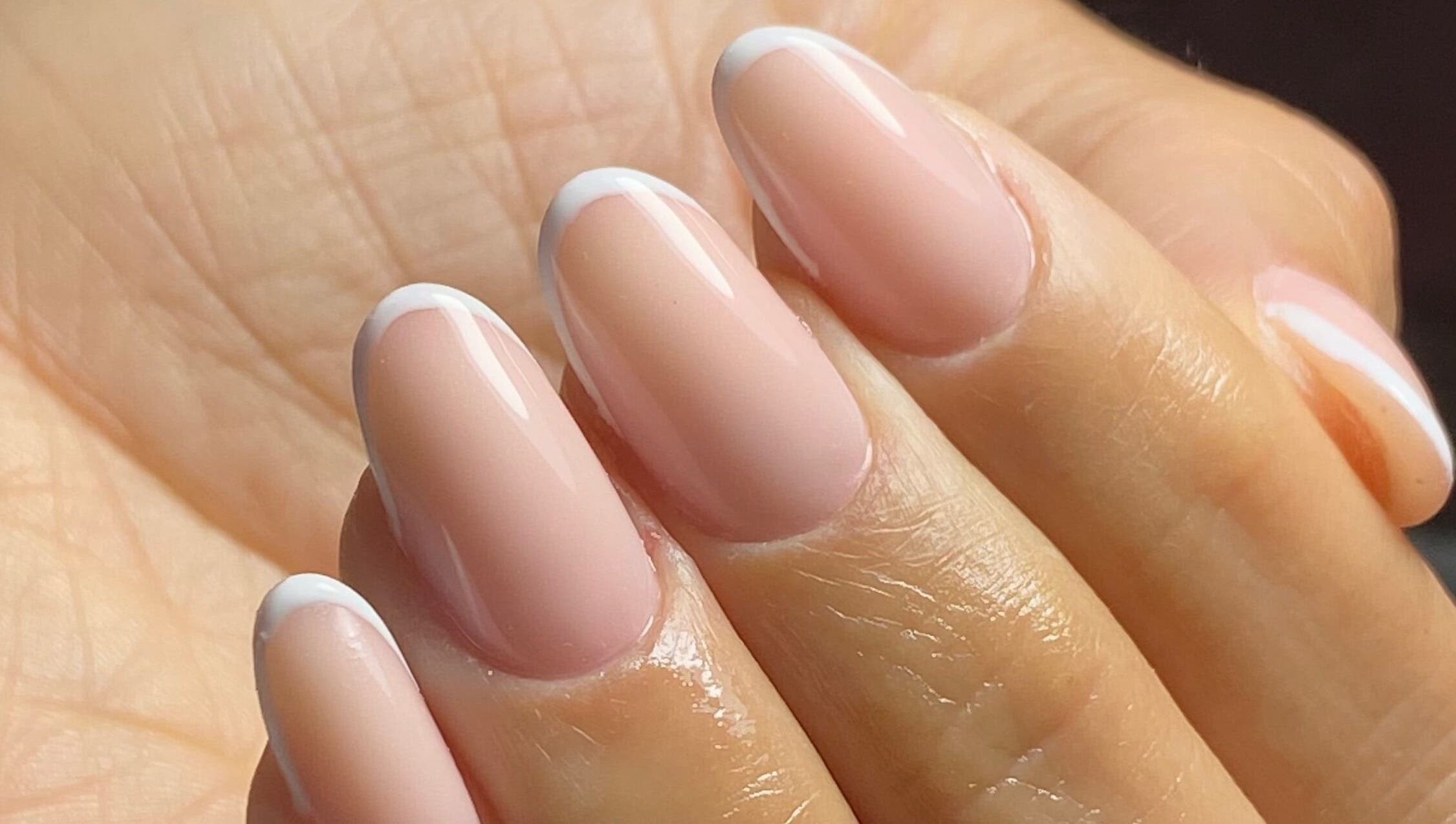 Unhas francesas cuidadas da Higor Nails em Lisboa, Lisboa, PT, destacando um acabamento clássico e elegante.