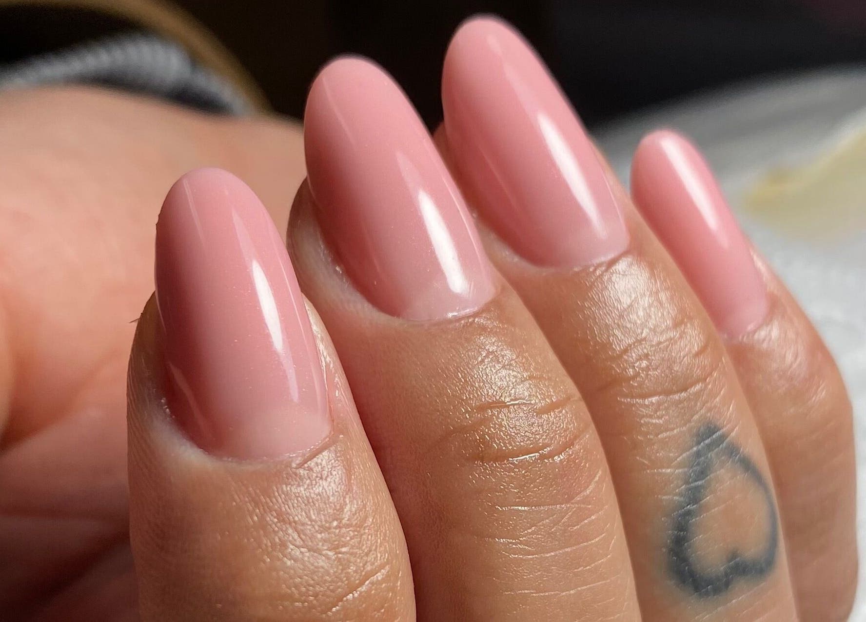 Unhas deslumbrantes em tom rosa claro feitas no Higor Nails, Lisboa, Lisboa, PT.