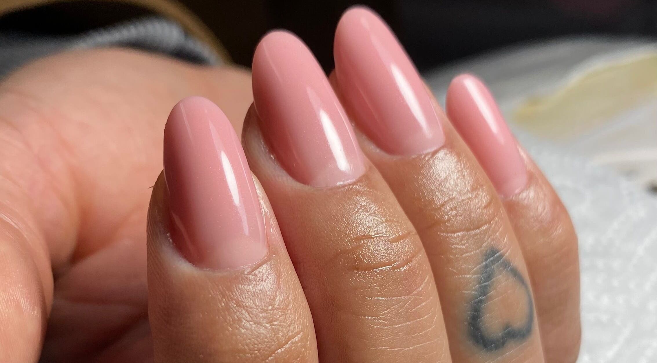 Unhas deslumbrantes em tom rosa claro feitas no Higor Nails, Lisboa, Lisboa, PT.