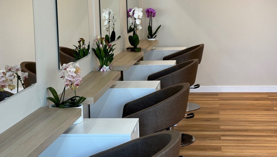 Brews & Blondes Studio de Coiffure Inc., bilde 1