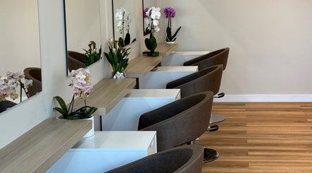 Brews & Blondes Studio de Coiffure Inc.