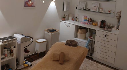 Salle de soins apaisante à Institut Bien-être Ana Rosa, Esch-sur-alzette, LU, offrant détente et confort.