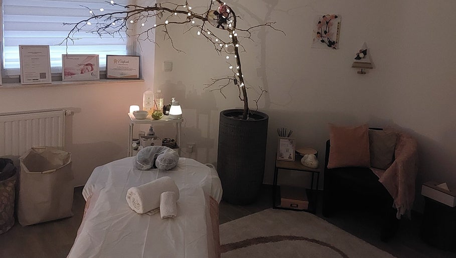 Salle de soin relaxante à l'Institut Bien-être Ana Rosa, Esch-sur-alzette, Esch-sur-alzette, LU, avec une ambiance apaisante.