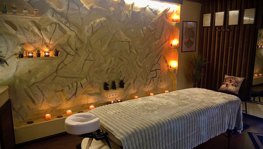 Oranga Massage gyógyító szoba Érd, HU, lágy fényekkel és masszázságy.