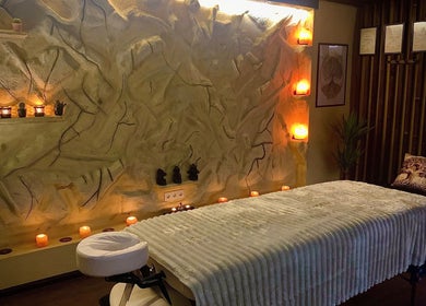 Oranga Massage gyógyító szoba Érd, HU, lágy fényekkel és masszázságy.