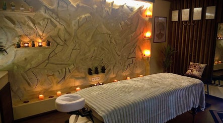 Oranga Massage gyógyító szoba Érd, HU, lágy fényekkel és masszázságy.