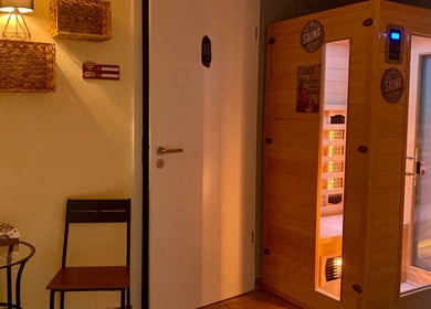 Szauna és pihenősarok az Oranga Massage-ban, Érd, HU. Kényelmes wellness tér nyugodt hangulattal.