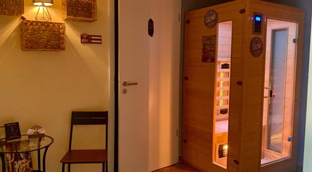 Szauna és pihenősarok az Oranga Massage-ban, Érd, HU. Kényelmes wellness tér nyugodt hangulattal.