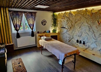 Oranga Massage Érd, HU: pihentető masszázsszoba kellemes hangulatvilágítással és bambusz díszítésekkel.