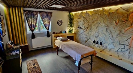 Oranga Massage Érd, HU: pihentető masszázsszoba kellemes hangulatvilágítással és bambusz díszítésekkel.