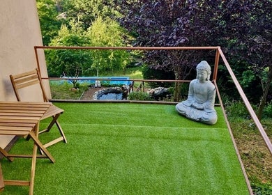 Oranga Massage terasza Érden, HU, Buddha szoborral és zöld környezettel. Tökéletes relaxációs hely.