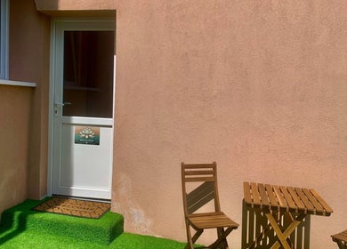 Oranga Massage bejárata Érd, HU fából készült kerti bútorokkal a pihenéshez.