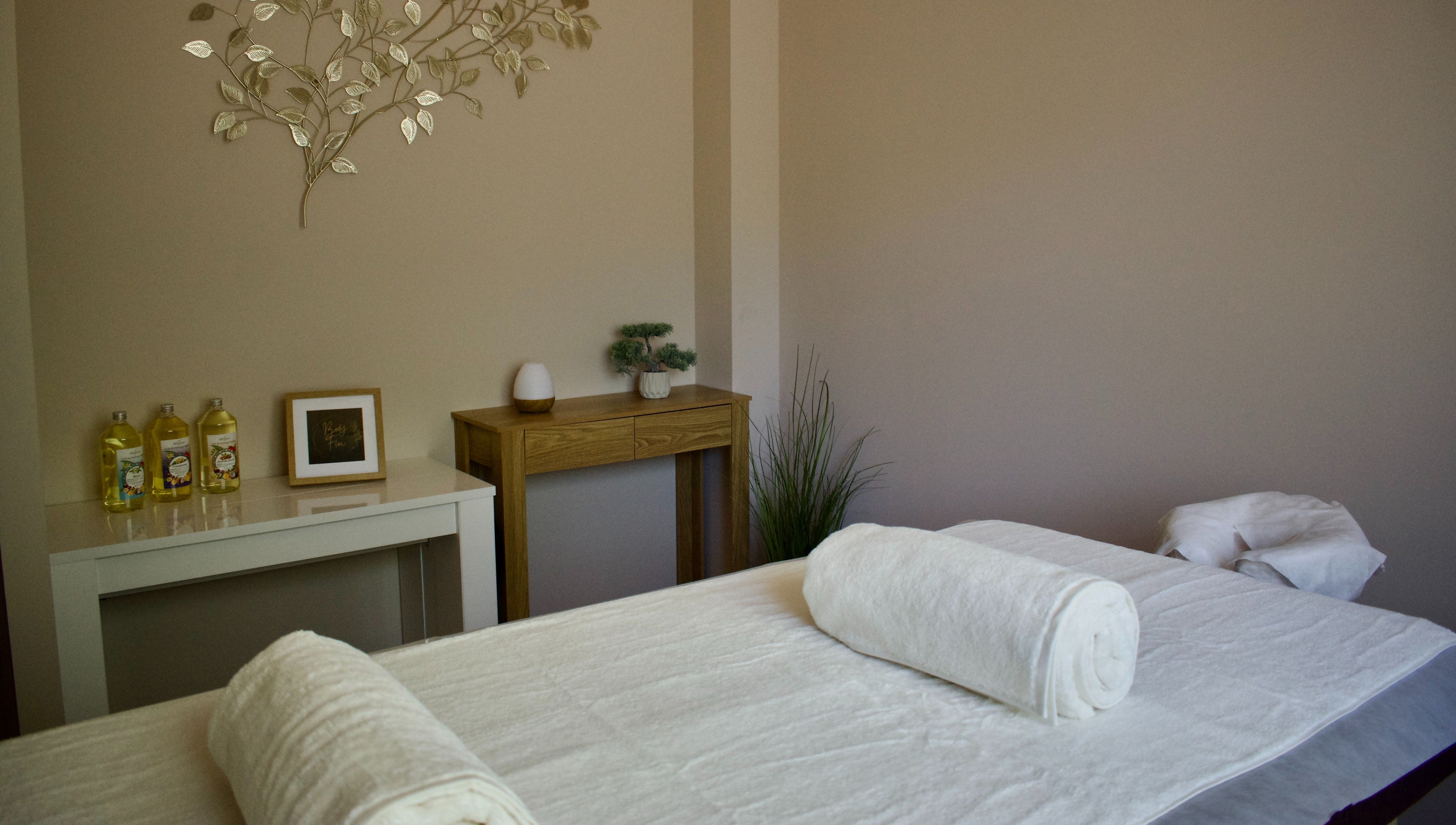 Salle de massage Body Flow - Massage Tarn à Cabanès, Occitanie, FR avec décor apaisant et huiles essentielles.