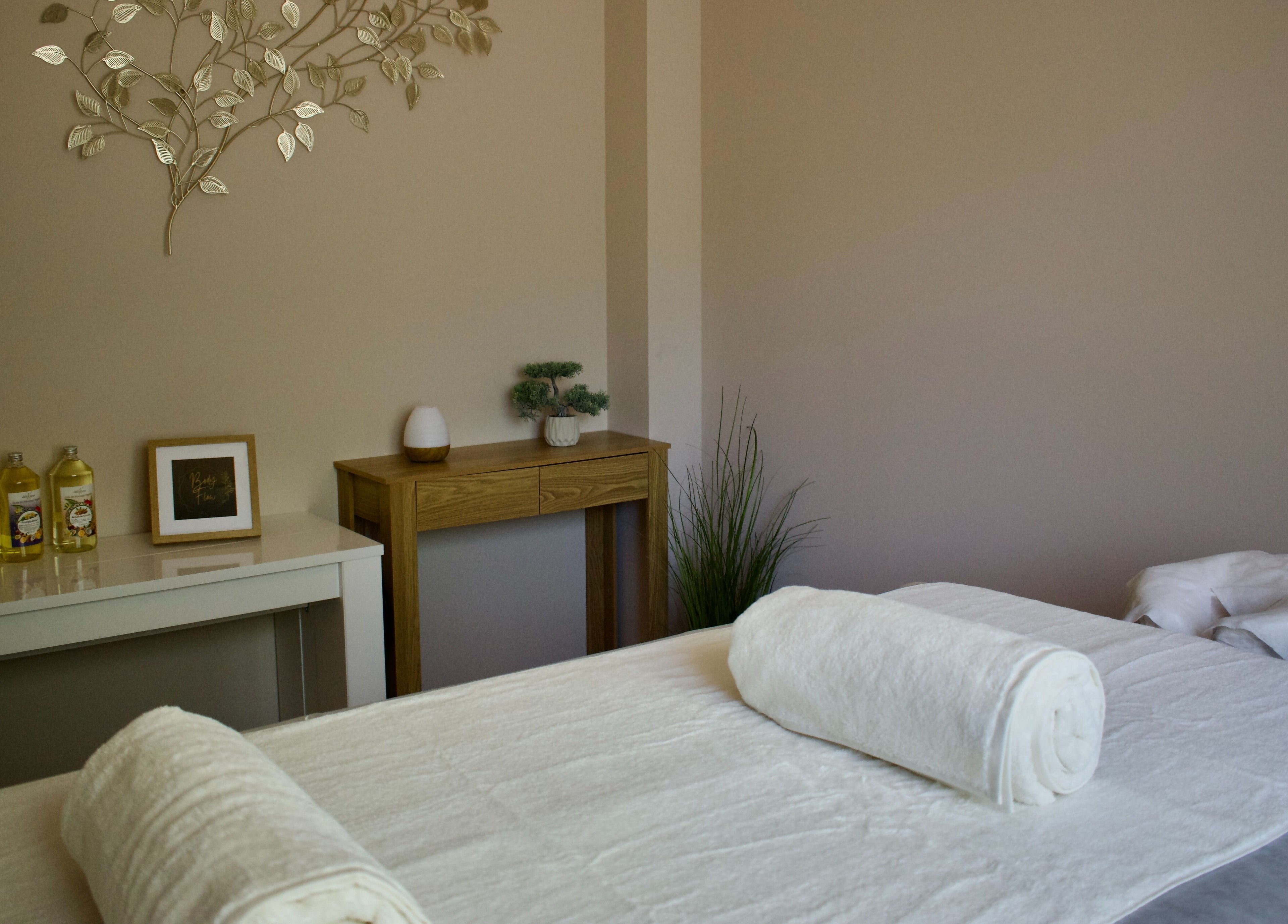 Salle de massage Body Flow - Massage Tarn à Cabanès, Occitanie, FR avec décor apaisant et huiles essentielles.