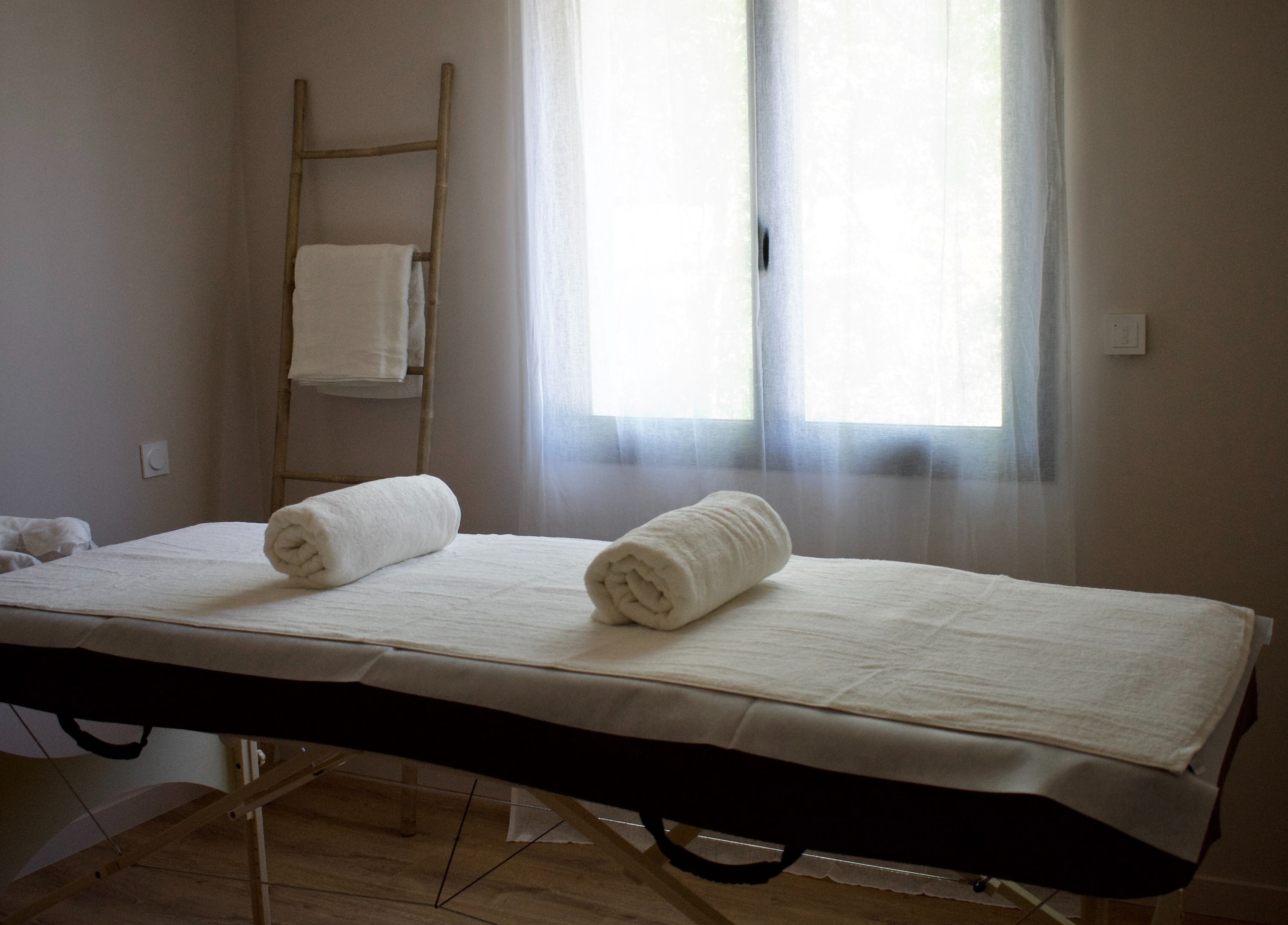 Salle de massage chez Body Flow - Massage Tarn, Cabanès, Occitanie, FR, offrant une ambiance relaxante.