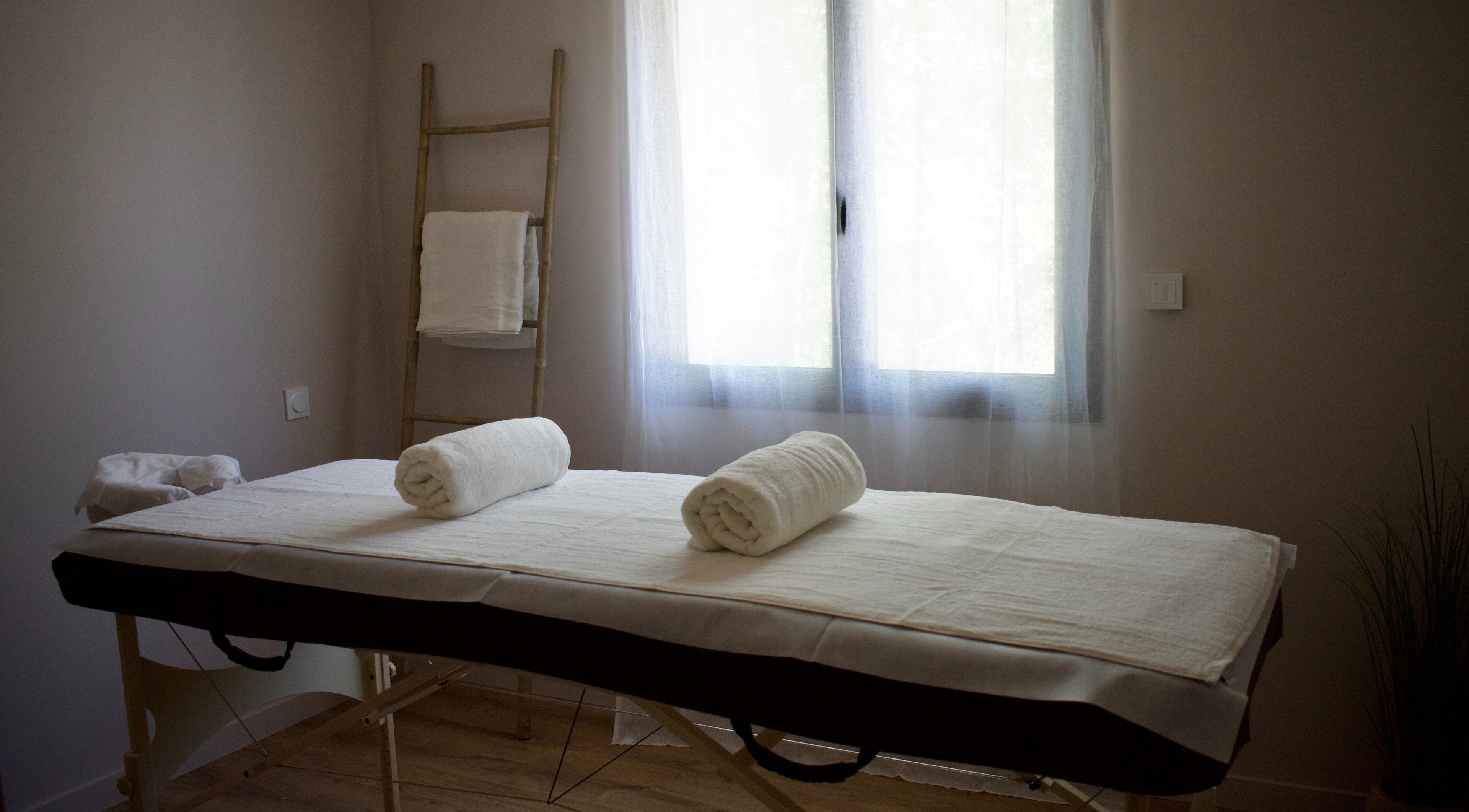 Salle de massage chez Body Flow - Massage Tarn, Cabanès, Occitanie, FR, offrant une ambiance relaxante.