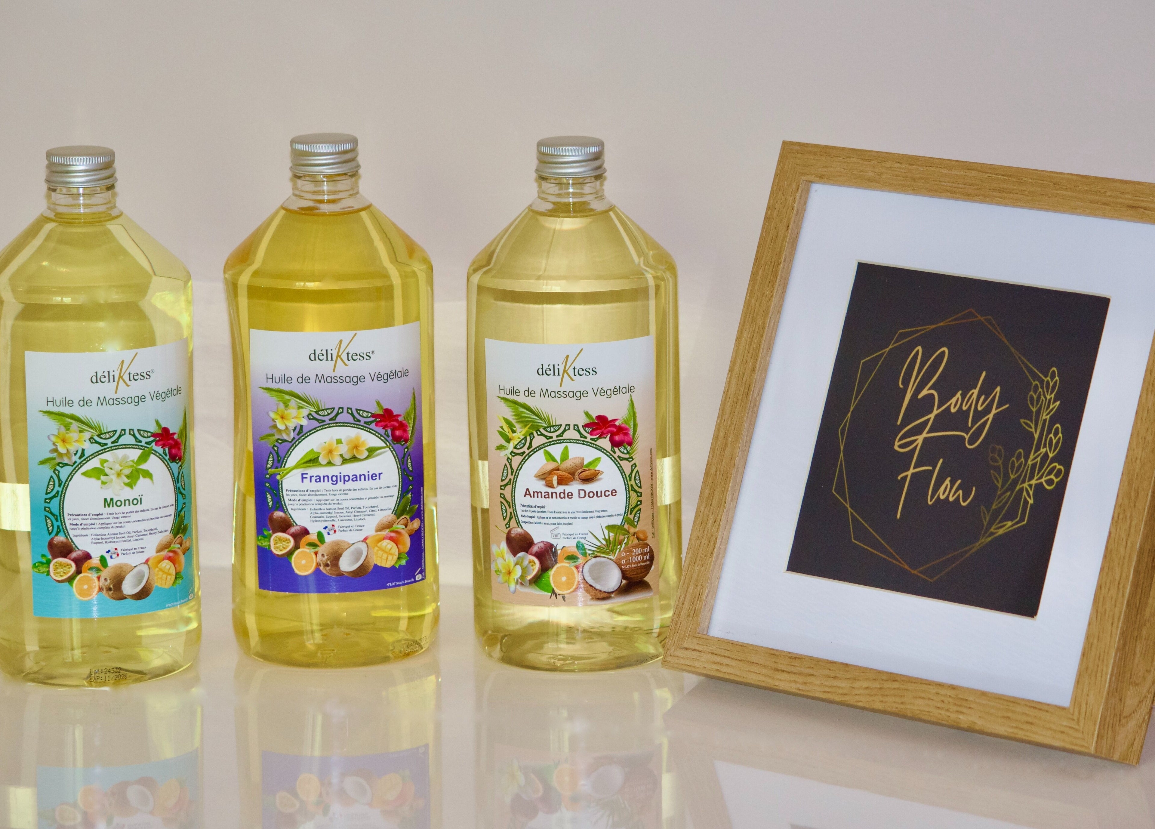 Huiles de massage chez Body Flow - Massage Tarn à Cabanès, Occitanie, FR. Produits naturels sur étagère élégante.