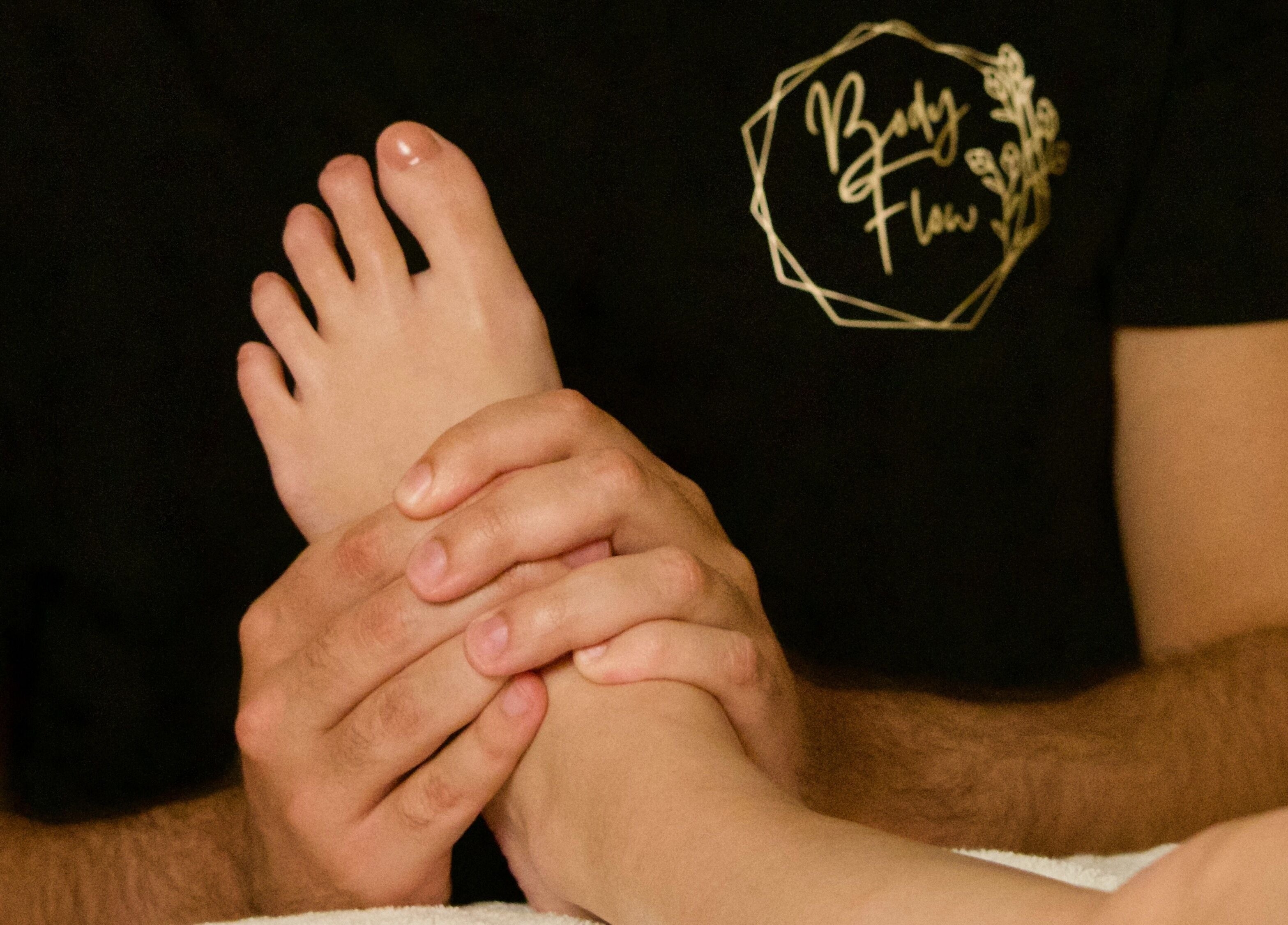 Massage des pieds à Body Flow - Massage Tarn, Cabanès, Occitanie, FR, offrant détente et relaxation.
