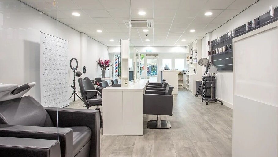 Interieur van Hair I Care By Makay in Duivendrecht, Noord-holland, NL met moderne kapsaloninrichting.