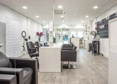 Interieur van Hair I Care By Makay in Duivendrecht, Noord-holland, NL met moderne kapsaloninrichting.