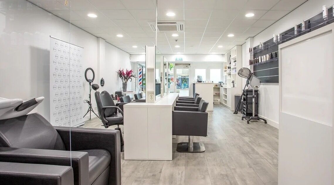 Interieur van Hair I Care By Makay in Duivendrecht, Noord-holland, NL met moderne kapsaloninrichting.
