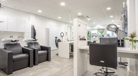 Moderne saloninterieur bij Hair I Care By Makay, Duivendrecht, Noord-holland, NL voor ultiem comfort.