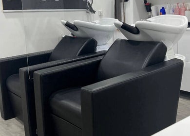 Comfortabele wasstoelen bij Hair I Care By Makay in Duivendrecht, Noord-holland, NL.