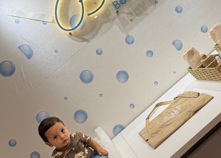 Instalaciones de Bubba Baby Spa Honduras en Tegucigalpa, con decoración de burbujas y productos de spa.