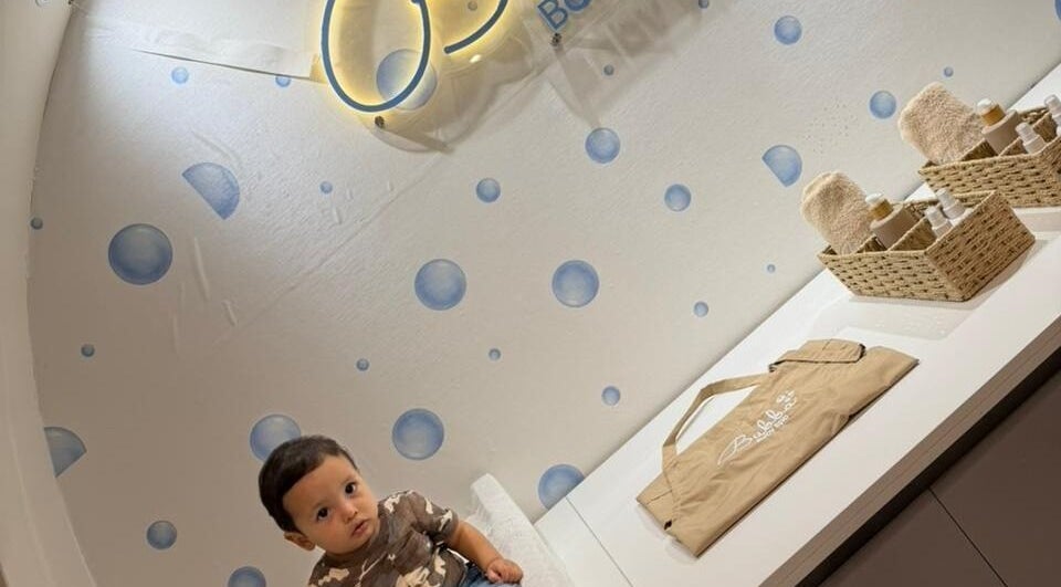 Instalaciones de Bubba Baby Spa Honduras en Tegucigalpa, con decoración de burbujas y productos de spa.