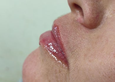 Close-up dos lábios com gloss em Blz & Beauty, São Paulo, São Paulo, BR.