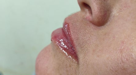 Close-up dos lábios com gloss em Blz & Beauty, São Paulo, São Paulo, BR.